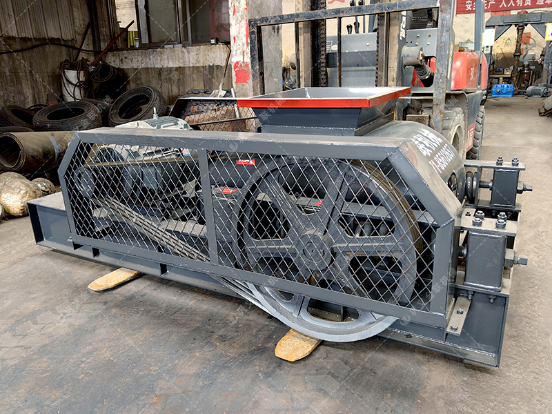 大塊煤矸石直接喂料會(huì)損壞設(shè)備？狼牙齒輥為何敢承諾'來(lái)者不拒'？